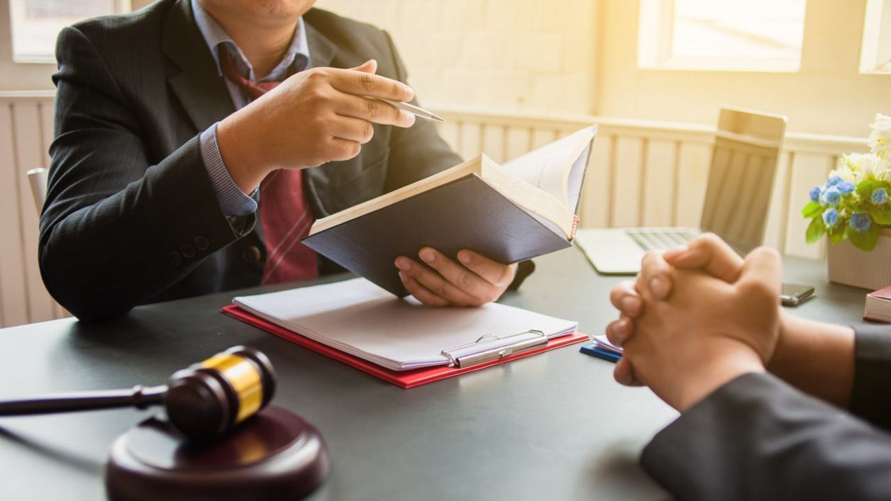 DIY Legal Help vs. Hiring a Lawyer (Making the Right Choice)